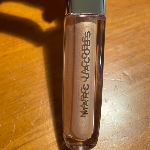 Marc Jacobs Glow Away Dewy Coconut Face Luminizer - Picture 5 of 14